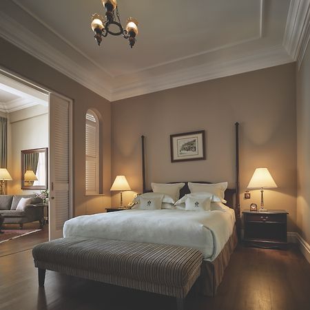 Eastern & Oriental Hotel George Town Exterior foto A bedroom at the Mandarin Oriental, Munich