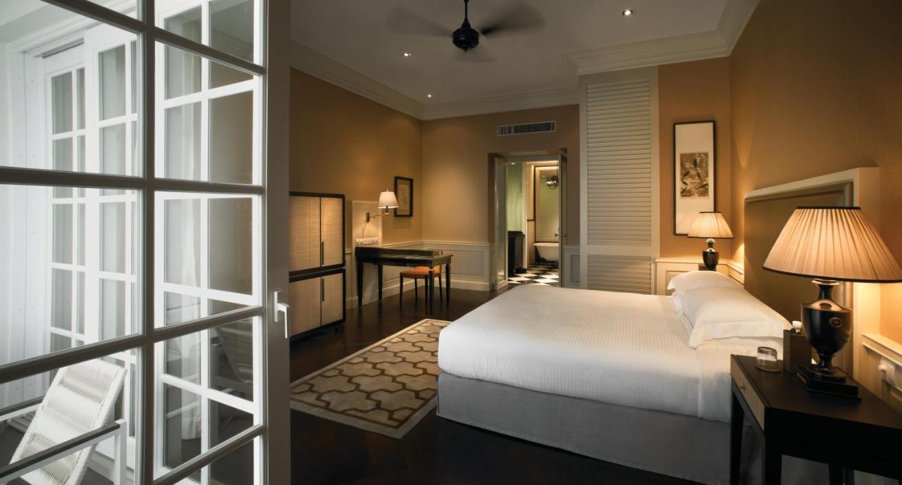 Eastern & Oriental Hotel George Town Exterior foto A bedroom at the Fullerton Hotel