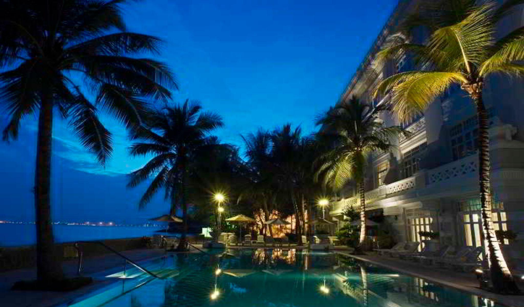 Eastern & Oriental Hotel George Town Exterior foto The pool at the hotel
