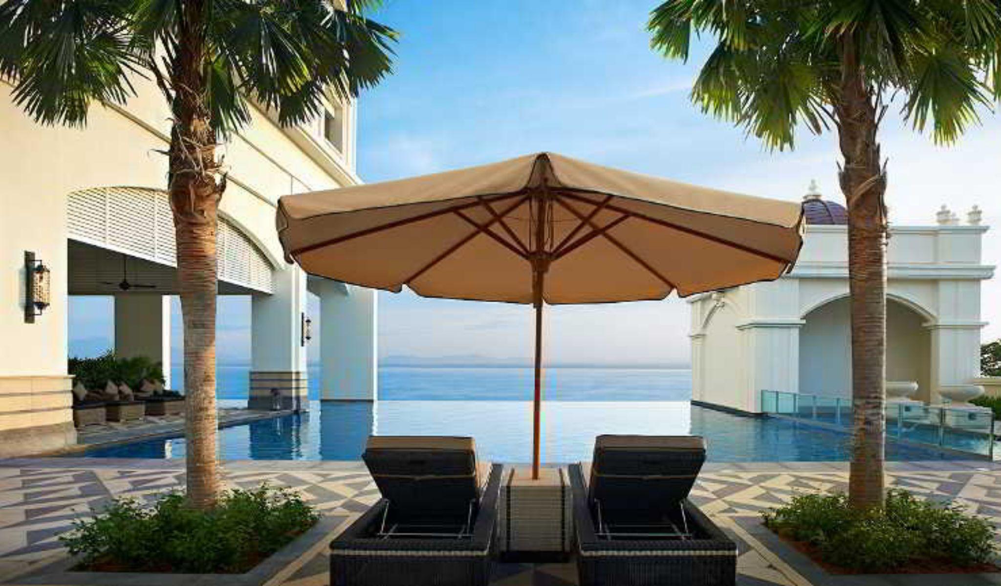 Eastern & Oriental Hotel George Town Exterior foto The pool at the hotel