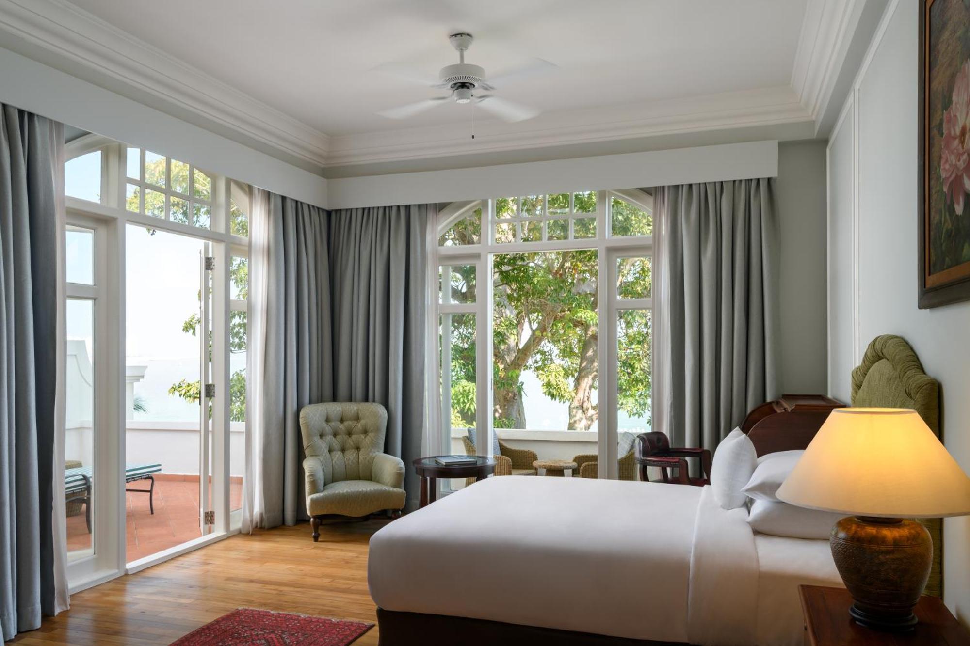 Eastern & Oriental Hotel George Town Exterior foto A bedroom at the E and O 87 Hotel